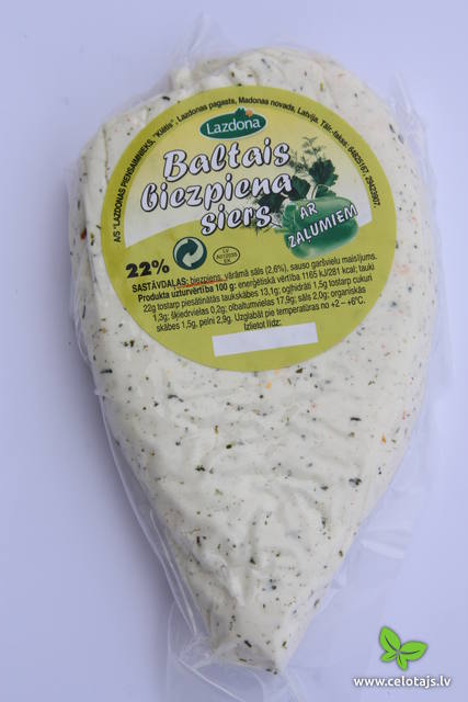 baltais biezpiena siers ar zaļumiem.jpg